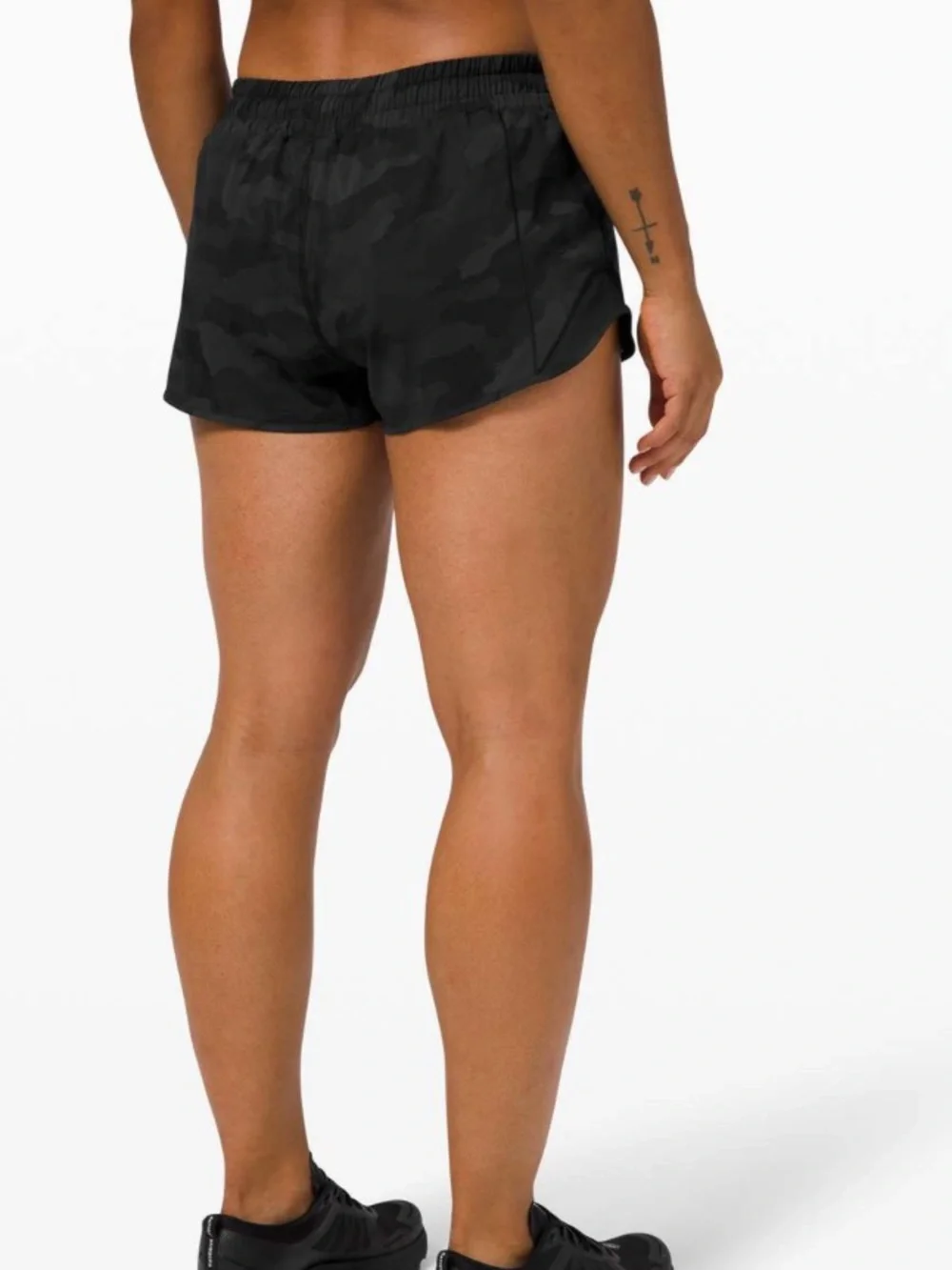 Lululemon Hotty Hot Low Rise Lined 2.5” Shorts in Black Camo Size 2 Tall